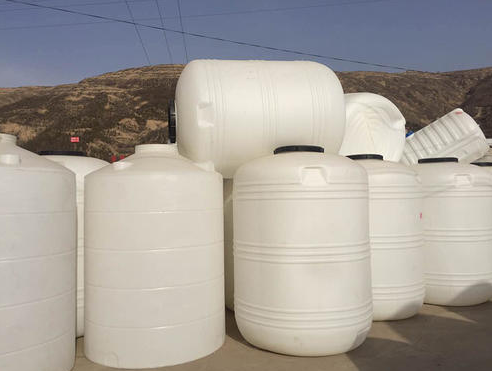 圆形白银塑料大桶