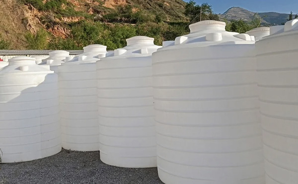 化工液体储存注意事项——选对PE白银塑料桶避免安全隐患