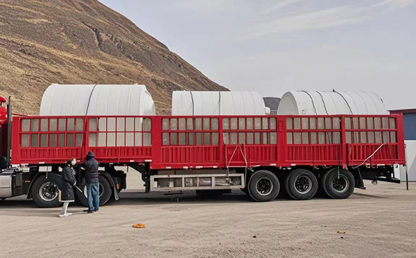 白银塑料桶装车完毕准备运输中